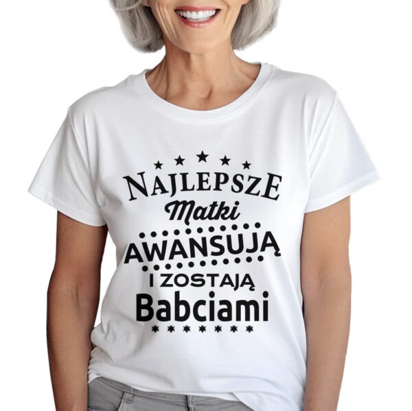KOSZULKA Z NADRUKIEM NA DZIEŃ BABACI - NAJLEPSZE MATKI AWANSUJĄ I ZOSTAJĄ BABCIAMI