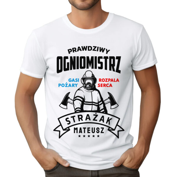 KOSZULKA Z NADRUKIEM DLA STRAŻAKA - PRAWDZIWY OGNIOMISTRZ GASI POŻARY ROZPALA SERCA STRAŻAK MATEUSZ
