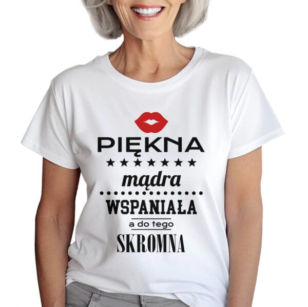 KOSZULKA Z NADRUKIEM NA DZIEŃ BABACI - PIĘKNA MĄDRA WSPANIAŁA A DO TEGO SKROMNA