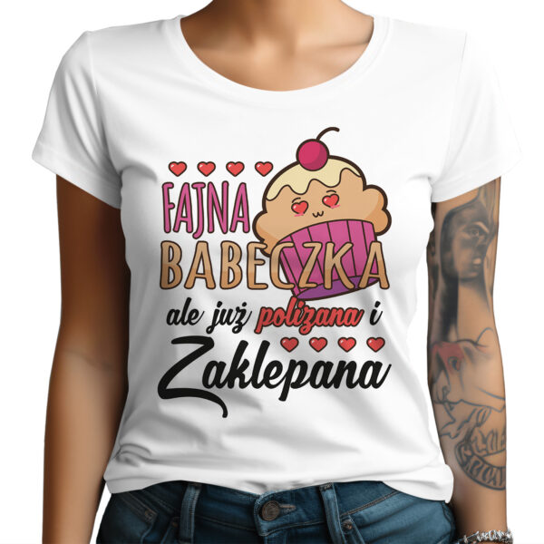 Koszulka z nadrukiem na Dzień Kobiet, Walentynki - FAJNA BABECZKA ale już polizana i zaklepana