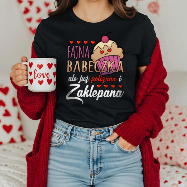 FAJNA BABECZKA ALE JUŻ POLIZANA I ZAKLEPANA - Koszulka damska z nadrukiem na Dzień Kobiet, Walentynki, Dzień mamy, urodziny, święta.