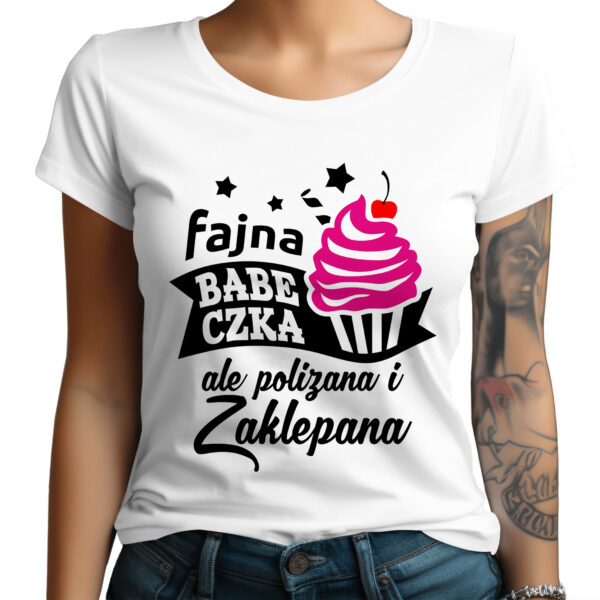 KOSZULKA Z NADRUKIEM NA DZIEŃ KOBIET WALENTYNKI - FAJNA BABECZKA ALE POLIZANA I ZAKLEPANA