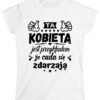 KOSZULKA Z NADRUKIEM NA DZIEŃ KOBIET WALENTYNKI - TA KOBIETA JEST PRZYKŁADEM ŻE CUDA SIĘ ZDARZAJĄ