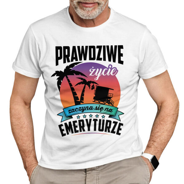 PRAWDZIWE ŻYCIE ZACZYNA SIĘ NA EMERYTURZE - koszulka męska z nadrukiem dla emeryta