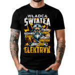 WŁADCA ŚWIATŁA STRAŻNIK PRĄDU POGROMCA ZWARĆ ZAKLINACZ KABELKÓW JAM JEST ELEKTRYK - Zabawna koszulka z nadrukiem dla elektryka.
