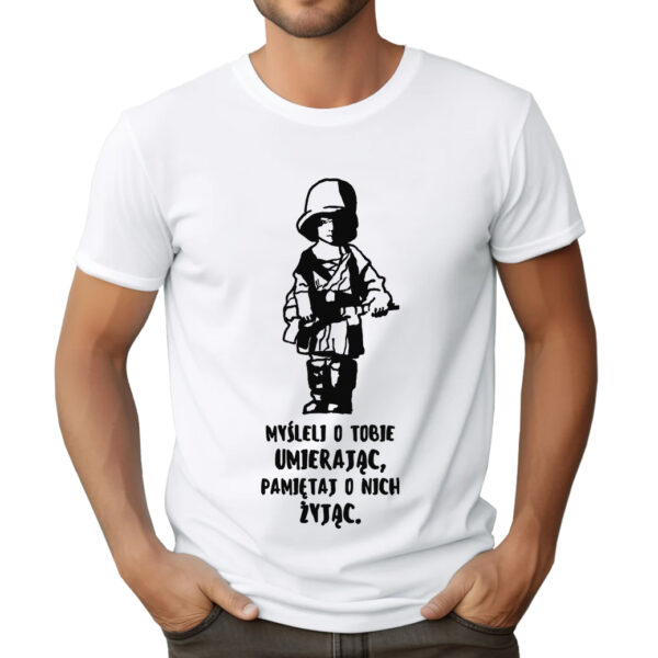 MYŚLELI O TOBIE UMIERAJĄC, PAMIĘTAJ O NICH ŻYJĄC- koszulka męska z patriotycznym nadrukiem.