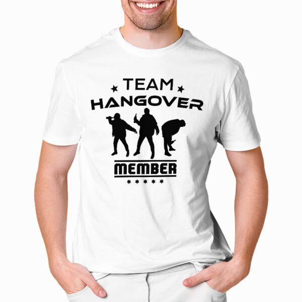 TEAM HANGOVER MEMBER - koszulka męska z nadrukiem na wieczór kawalerski. Prezent dla Pana Młodego. Koszulki dla ekipy Pana Młodego