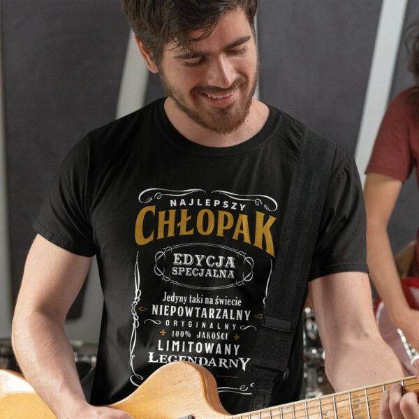 NAJLEPSZY CHŁOPAK EDYCJA SPECJALNA JEDYNY TAKI NA ŚWIECIE NIEPOWTARZALNY ORYGINALNY 100% JAKOŚCI LIMITOWANY LEGENDARNY PREMIUM - Koszulka męska z nadrukiem na walentynki, dzień chłopaka. Prezent na urodziny, święta, dzień ojca.