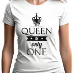 THE QUEEN IS ONLY ONE - koszulka damska z nadrukiem. Prezent na dzień mamy, urodziny, święta walentynki dzień kobiet.