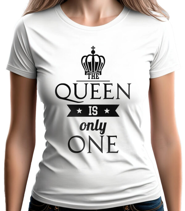 THE QUEEN IS ONLY ONE - koszulka damska z nadrukiem. Prezent na dzień mamy, urodziny, święta walentynki dzień kobiet.