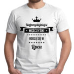 NAJPRZYSTOJNIEJSI MĘŻCZYŹNI RODZĄ SIĘ W LIPCU - koszulka męska z nadrukiem. Prezent na urodziny święta walentynki dzień chłopaka dzień ojca.