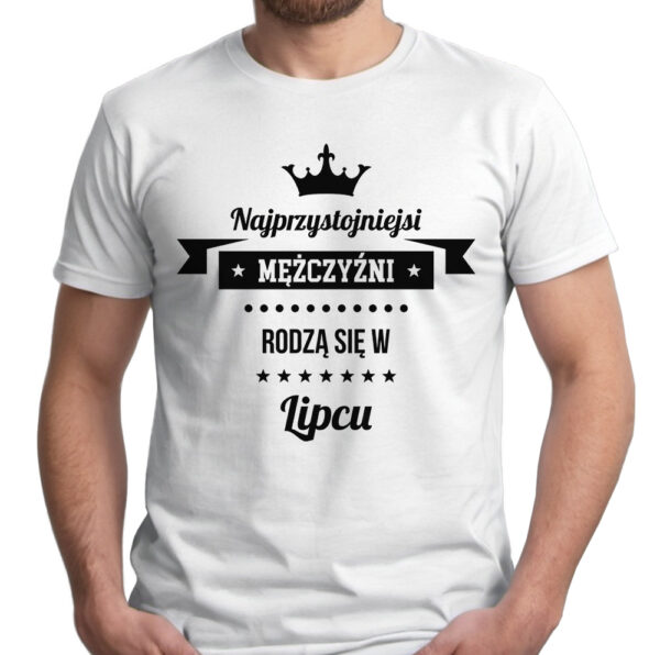 NAJPRZYSTOJNIEJSI MĘŻCZYŹNI RODZĄ SIĘ W LIPCU - koszulka męska z nadrukiem. Prezent na urodziny święta walentynki dzień chłopaka dzień ojca.