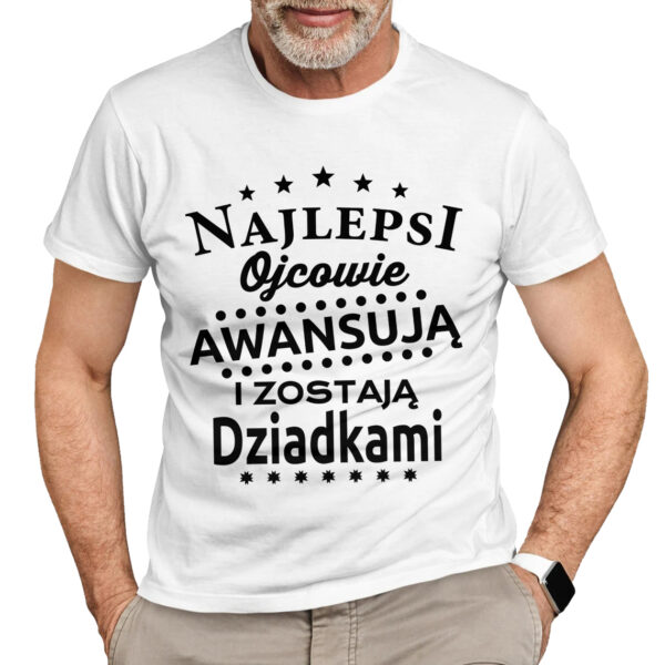 NAJLEPSI OJCOWIE AWANSUJĄ I ZOSTAJĄ DZIADKAMI - koszulka męska z nadrukiem na dzień dziadka. Prezent dla dziadka.