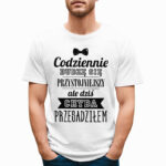 CODZIENNIE BUDZĘ SIĘ PRZYSTOJNIEJSZY ALE DZIŚ CHYBA PRZESADZIŁEM - śmieszna koszulka męska z nadrukiem. Prezent na urodziny święta walentynki dzień chłopaka dzień ojca.