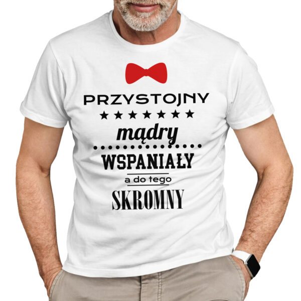 PRZYSTOJNY MĄDRY WSPANIAŁY A DO TEGO SKROMNY - koszulka męska z nadrukiem na dzień dziadka. Prezent dla dziadka.