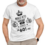 MAŁO KTO WYGLĄDA TAK DOBRZE PO 60-TCE - koszulka męska z nadrukiem na dzień dziadka. Prezent dla dziadka.