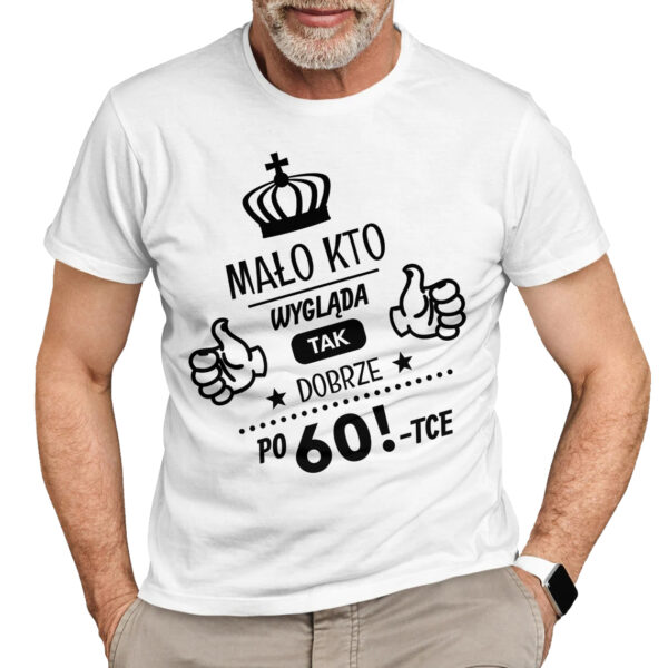 MAŁO KTO WYGLĄDA TAK DOBRZE PO 60-TCE - koszulka męska z nadrukiem na dzień dziadka. Prezent dla dziadka.