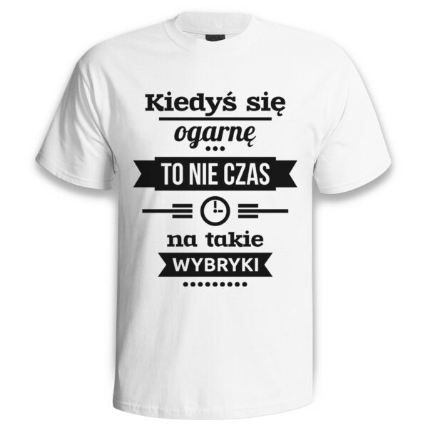 KIEDYŚ SIĘ OGARNĘ TO NIE CZAS NA TAKIE WYBRYKI - śmieszna koszulka męska z nadrukiem. Prezent na urodziny święta walentynki dzień chłopaka dzień ojca.