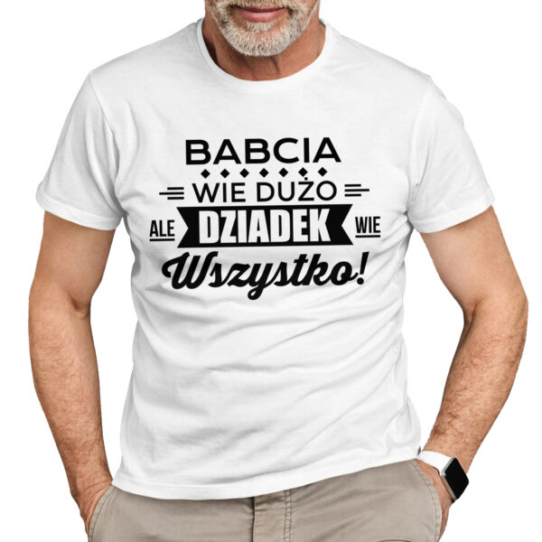 BABCIA WIE DUŻO ALE DZIADEK WIE WSZYSTKO - koszulka męska z nadrukiem na dzień dziadka. Prezent dla dziadka.