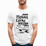 MAM PIĘKNĄ CÓRKĘ ALE MAM TEŻ BROŃ ŁOPATĘ I ALIBI - śmieszna koszulka męska z nadrukiem. Prezent na urodziny święta walentynki dzień chłopaka dzień ojca.