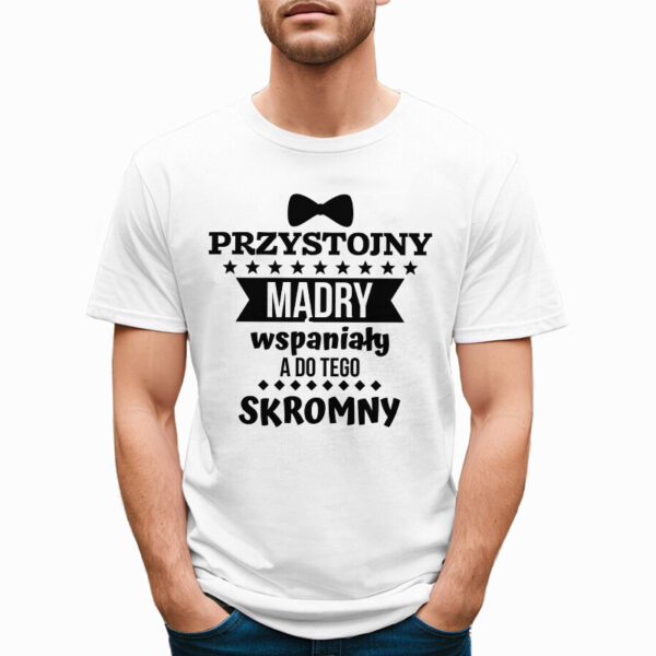 PRZYSTOJNY MĄDRY WSPANIAŁY SKROMNY - śmieszna koszulka męska z nadrukiem. Prezent na urodziny święta walentynki dzień chłopaka dzień ojca.