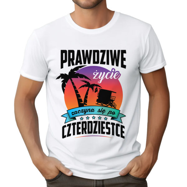 PRAWDZIWE ŻYCIE ZACZYNA SIĘ PO CZTERDZIESTCE - koszulka męska z nadrukiem. Prezent na urodziny święta walentynki dzień chłopaka dzień ojca.