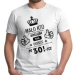 MAŁO KTO WYGLĄDA TAK DOBRZE PO 30 - koszulka męska z nadrukiem. Prezent na urodziny święta walentynki dzień chłopaka dzień ojca.