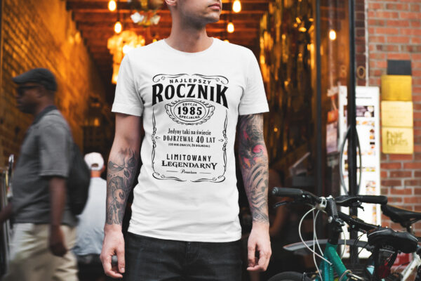 NAJLEPSZY ROCZNIK EDYCJA SPECJALNA JEDYNY TAKI NA ŚWIECIE DOJRZEWAŁ 40 LAT LIMITOWANY LEGENDARNY PREMIUM - koszulka męska z nadrukiem. Prezent na urodziny święta walentynki dzień chłopaka dzień ojca.