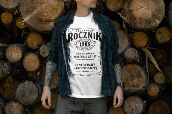 NAJLEPSZY ROCZNIK EDYCJA SPECJALNA JEDYNY TAKI NA ŚWIECIE DOJRZEWAŁ 40 LAT LIMITOWANY LEGENDARNY PREMIUM - koszulka męska z nadrukiem. Prezent na urodziny święta walentynki dzień chłopaka dzień ojca.