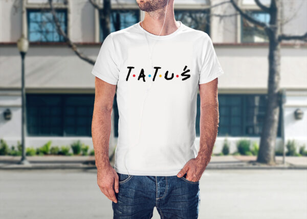 Z NADRUKIEM TATUŚ FRIENDS - koszulka męska z nadrukiem na dzień ojca. Prezent dla Taty.