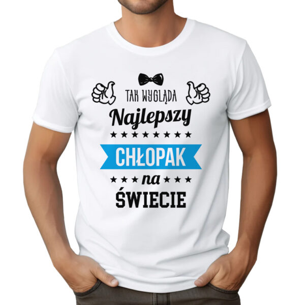 TAK WYGLĄDA NAJLEPSZY CHŁOPAK NA ŚWIECIE - koszulka męska z nadrukiem. Prezent na walentynki, dzień chłopaka, urodziny, święta.