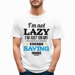 I'M NOT LAZY I'M JUST ON MY ENERGY SAVING MODE - śmieszna koszulka męska z nadrukiem. Prezent na urodziny święta walentynki dzień chłopaka dzień ojca.