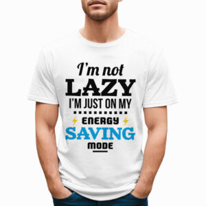 I'M NOT LAZY I'M JUST ON MY ENERGY SAVING MODE - śmieszna koszulka męska z nadrukiem. Prezent na urodziny święta walentynki dzień chłopaka dzień ojca.