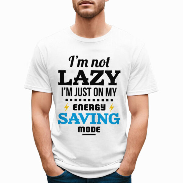 I'M NOT LAZY I'M JUST ON MY ENERGY SAVING MODE - śmieszna koszulka męska z nadrukiem. Prezent na urodziny święta walentynki dzień chłopaka dzień ojca.