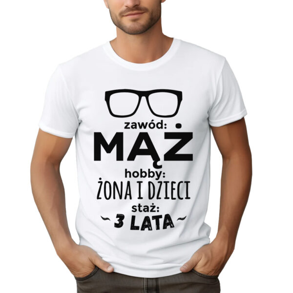 ZAWÓD MĄŻ HOBBY ŻONA I DZIECI STAŻ 3 LATA - koszulka męska z nadrukiem na dzień ojca. Prezent dla Taty.