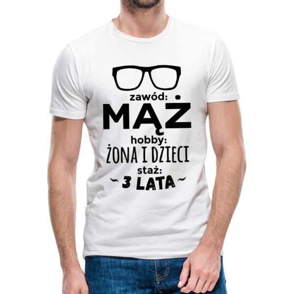 ZAWÓD MĄŻ HOBBY ŻONA I DZIECI STAŻ 3 LATA - koszulka męska z nadrukiem na dzień ojca. Prezent dla Taty.