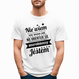 NIE WIEM NIE ZNAM SIĘ NIE ORIENTUJE SIĘ ZAROBIONY JESTEM - śmieszna koszulka męska z nadrukiem. Prezent na urodziny święta walentynki dzień chłopaka dzień ojca.