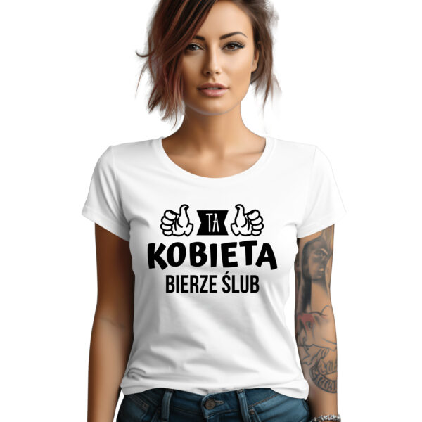 TA KOBIETA BIERZE ŚLUB - koszulka damska z nadrukiem na wieczór panieński. Prezent dla Panny Młodej. Koszulki dla ekipy Panny Młodej