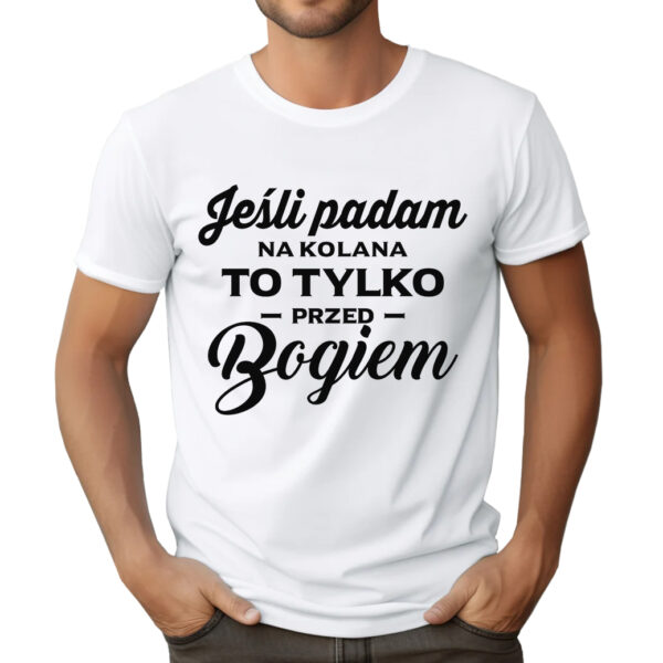 KOSZULKA PADAM TYLKO PRZED BOGIEM - koszulka męska z patriotycznym nadrukiem.