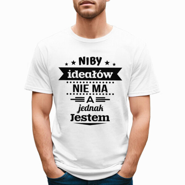 NIBY IDEAŁÓW NIE MA A JEDNAK JESTEM - śmieszna koszulka męska z nadrukiem. Prezent na urodziny święta walentynki dzień chłopaka dzień ojca.