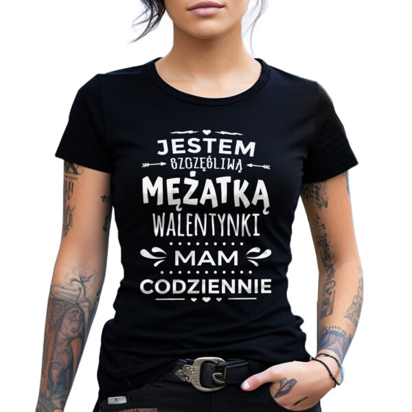 JESTEM SZCZĘŚLIWĄ MĘŻATKĄ WALENTYNKI MAM CODZIENNIE - Koszulka damska z nadrukiem na walentynki, dzień kobiet. Prezent na urodziny, święta.