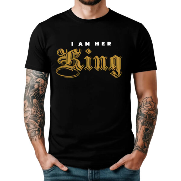I AM HER KING - Koszulka męska z nadrukiem na walentynki, dzień chłopaka. Prezent na urodziny, święta, dzień ojca.