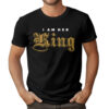 I AM HER KING - Koszulka męska z nadrukiem na walentynki, dzień chłopaka. Prezent na urodziny, święta, dzień ojca.