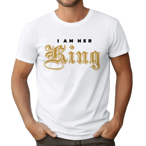 I AM HER KING - Koszulka męska z nadrukiem na walentynki, dzień chłopaka. Prezent na urodziny, święta, dzień ojca.