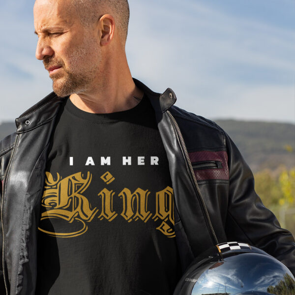 I AM HER KING - Koszulka męska z nadrukiem na walentynki, dzień chłopaka. Prezent na urodziny, święta, dzień ojca.