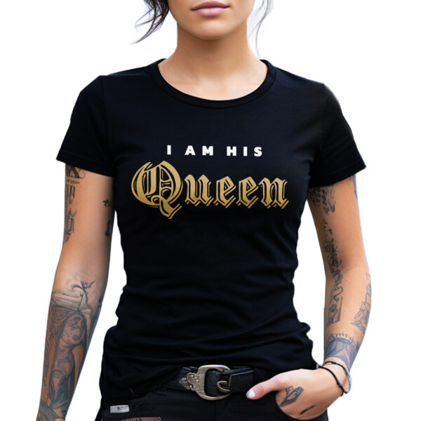I AM HIS QUEEN - Koszulka damska z nadrukiem na walentynki, dzień kobiet. Prezent na urodziny, święta, dzień mamy.