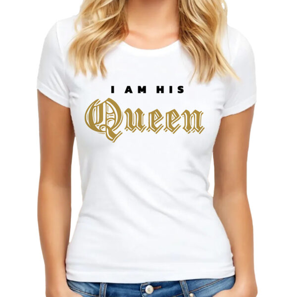 I AM HIS QUEEN - Koszulka damska z nadrukiem na walentynki, dzień kobiet. Prezent na urodziny, święta, dzień mamy.