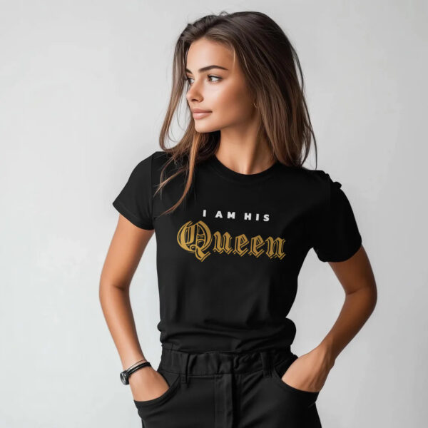 I AM HIS QUEEN - Koszulka damska z nadrukiem na walentynki, dzień kobiet. Prezent na urodziny, święta, dzień mamy.