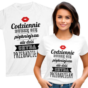 CODZIENNIE BUDZĘ SIĘ PIĘKNIEJSZA ALE DZIŚ CHYBA PRZESADZIŁAM - śmieszna koszulka damska z nadrukiem. Prezent na urodziny święta walentynki dzień kobiet dzień mamy.