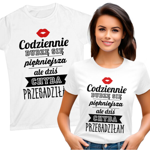 CODZIENNIE BUDZĘ SIĘ PIĘKNIEJSZA ALE DZIŚ CHYBA PRZESADZIŁAM - śmieszna koszulka damska z nadrukiem. Prezent na urodziny święta walentynki dzień kobiet dzień mamy.